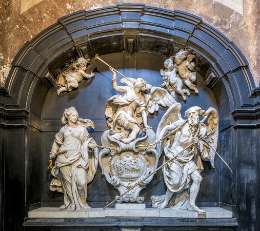 Stenen muursculptuur met menselijke figuren en engelen.